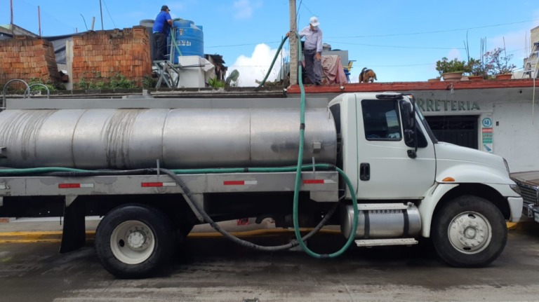 Ecatepenses solo reciben 13 litros de agua por persona al día