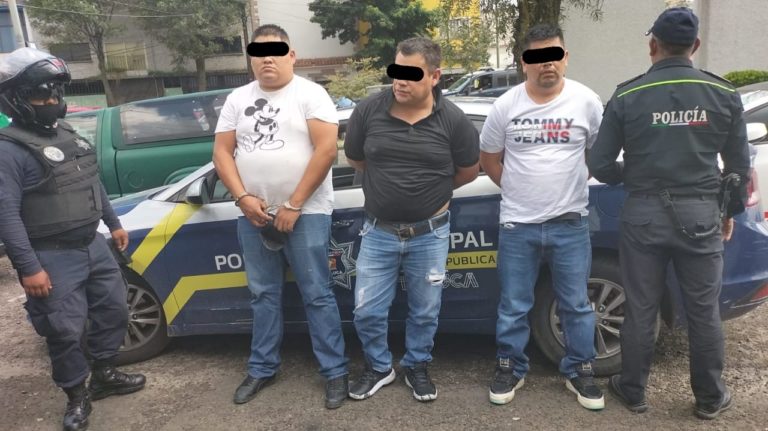 Detiene la policía a sujetos ligados a probable robo de computadoras de coches