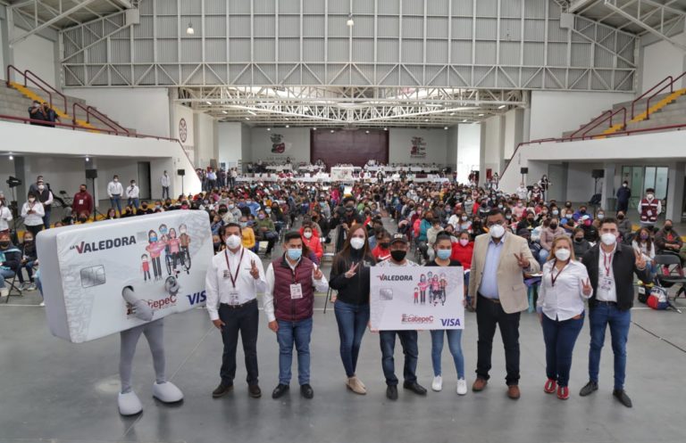 Ecatepec entrega tarjeta “La Valedora” a 10 mil madres y padres solteros