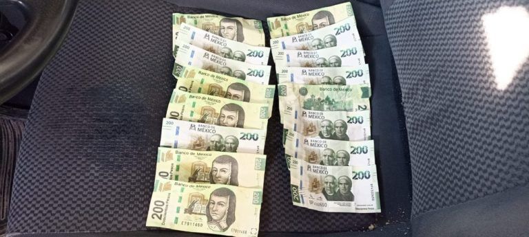 Detienen a mujer por posesión de billete falso