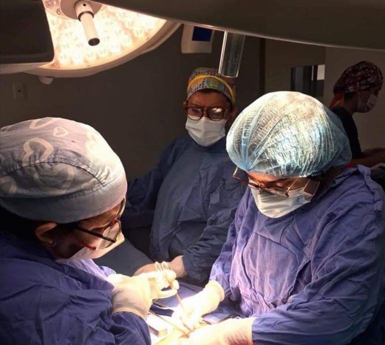 Médicos mexicanos realizando una operación