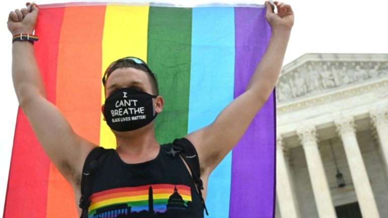 Senado de EUA aprueba ley para blindar el matrimonio homosexual