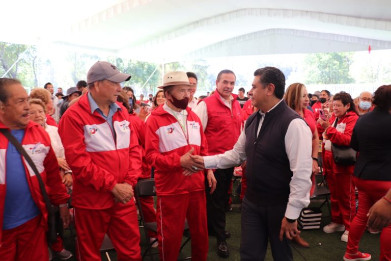Tony Rodríguez entrega de tenis deportivos a adultos mayores