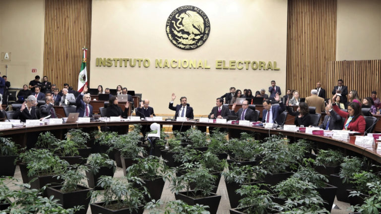 Llama Lorenzo Córdova a no regresar a un pasado autoritario con reforma electoral