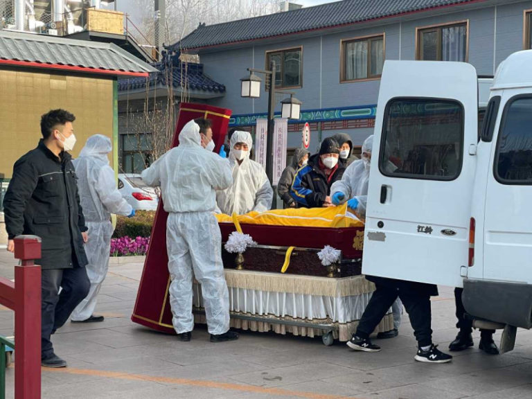 Crematorios en Beijing se desbordan por la ola de covid-19 en China: "Incineramos 20 cuerpos al día"