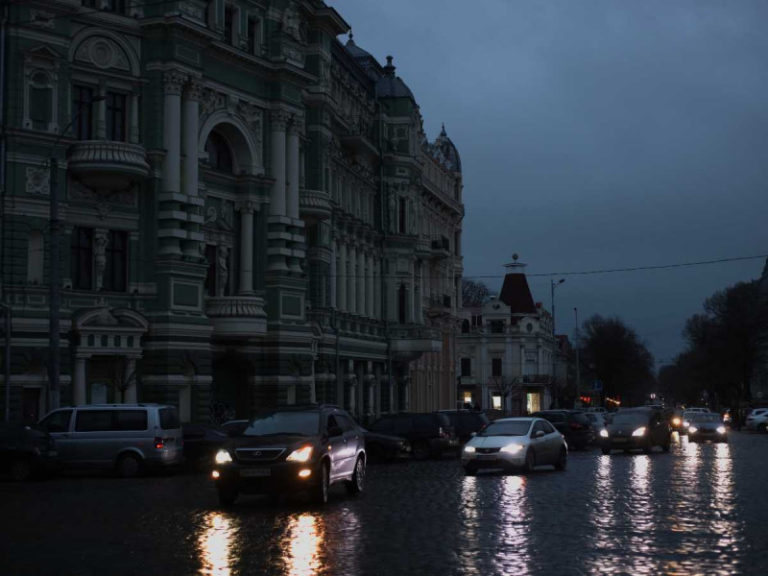 Ucrania sigue restaurando la electricidad en el país tras bombardeos masivos de Rusia