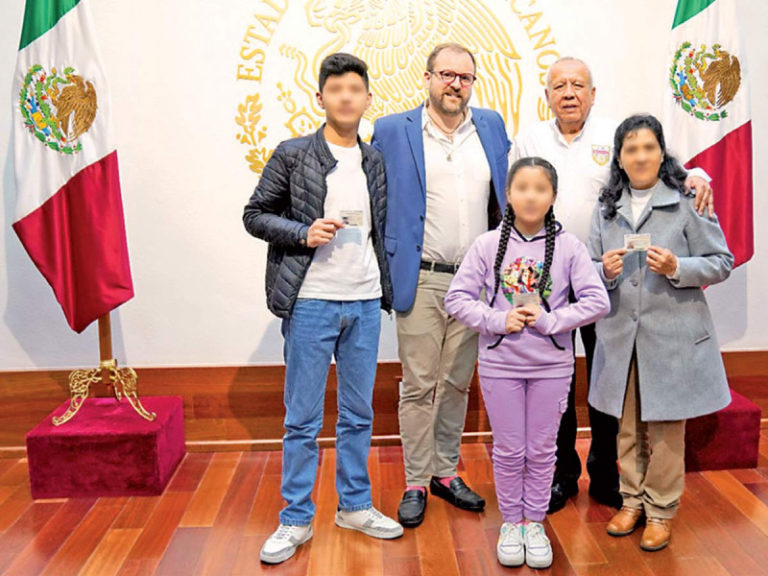 Familia de Castillo, legalmente en México, asilados políticos