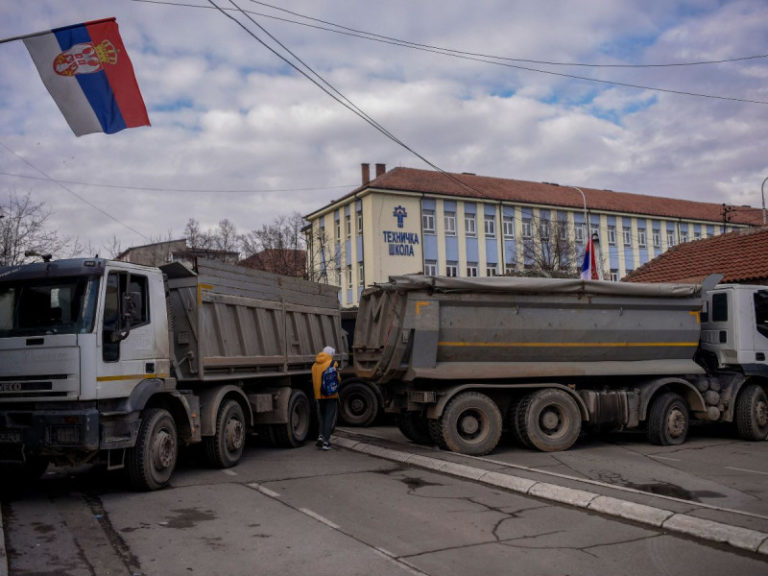 Serbia rebaja la alerta de sus tropas tras reducir tensiones en la frontera con Kosovo
