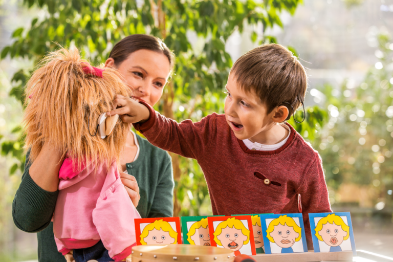 El invita a los niños inventores a apuntar alto para ayudar a las personas con pérdida auditiva