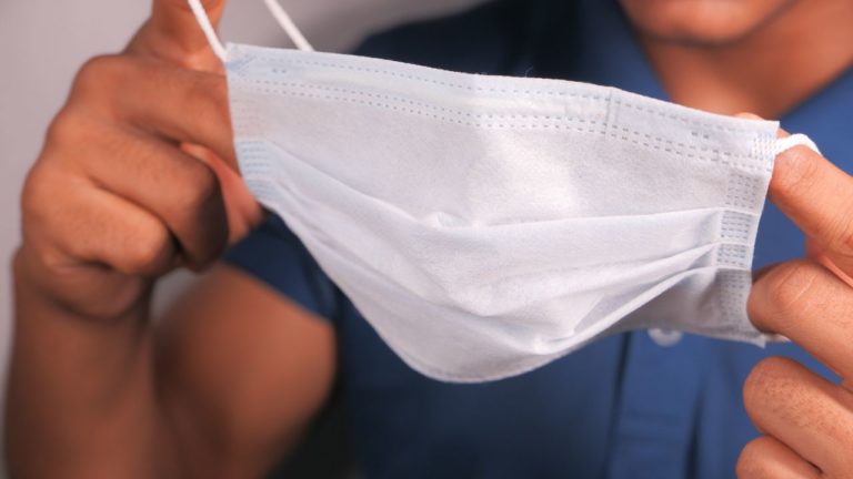 Ecuador vuelve a imponer el uso de cubrebocas ante repunte de covid