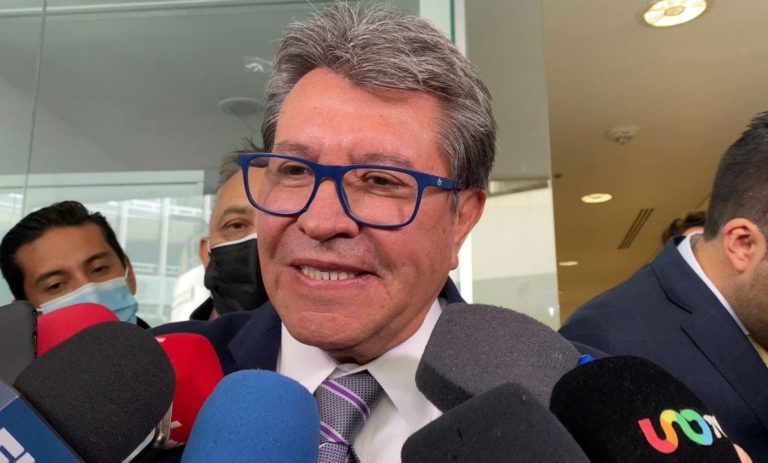 López Obrador desea que Monreal siga al frente de senadores de Morena