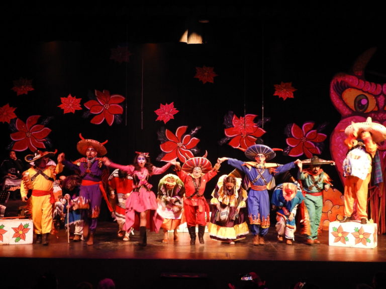 Celebran Navidad en la pastorela Diablos revolucionarios, en Coyoacán