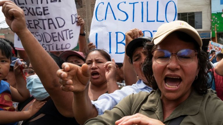 Manifestaciones en Perú tras destitución de Pedro Castillo suman cuatro muertos