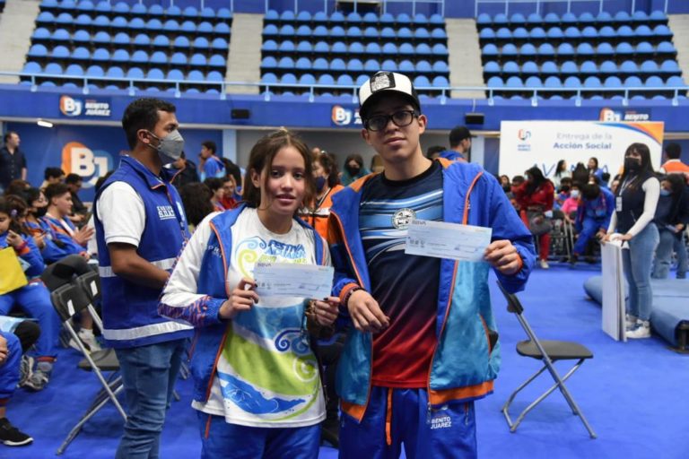 Entrega alcalde Santiago Taboada apoyos económicos a atletas de alto rendimiento de Benito Juárez