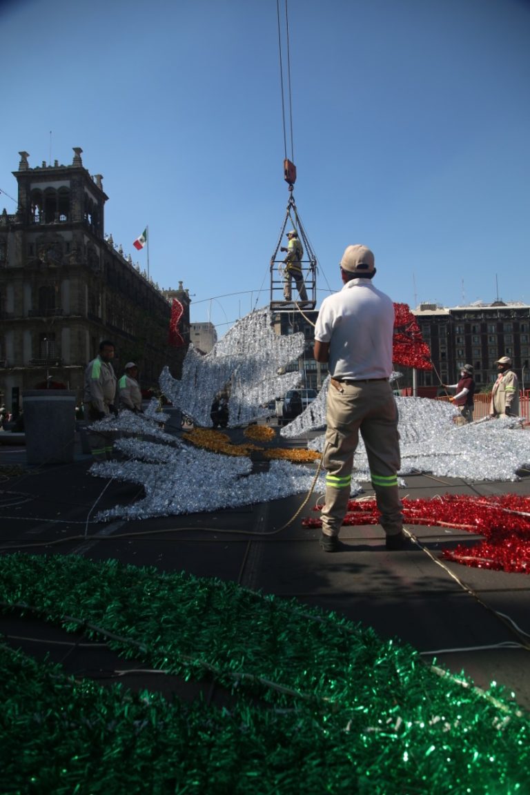 Avanza instalación de alumbrado navideño en el Zócalo Capitalino
