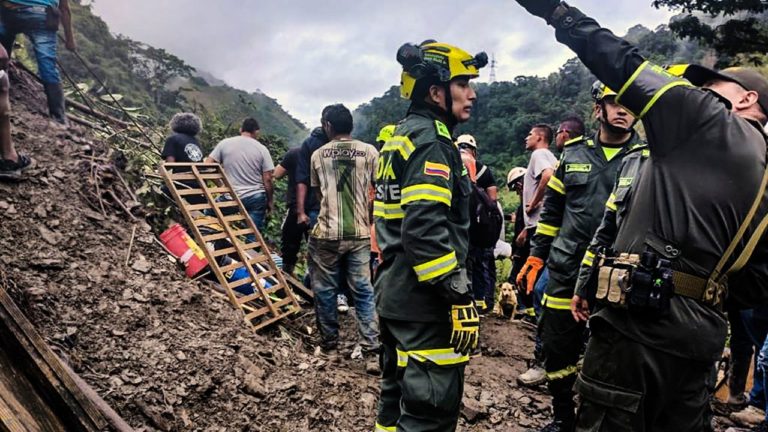 Aumentan 27 los muertos por deslizamiento de tierra en Colombia