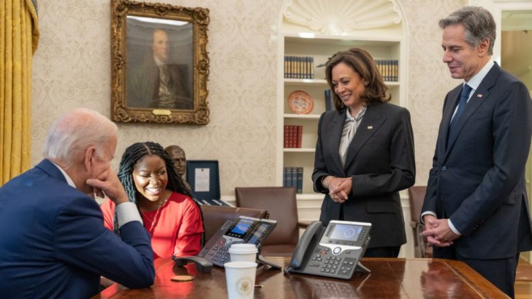 EUA y Rusia intercambian prisioneros; una estrella de baloncesto por un traficante de armas