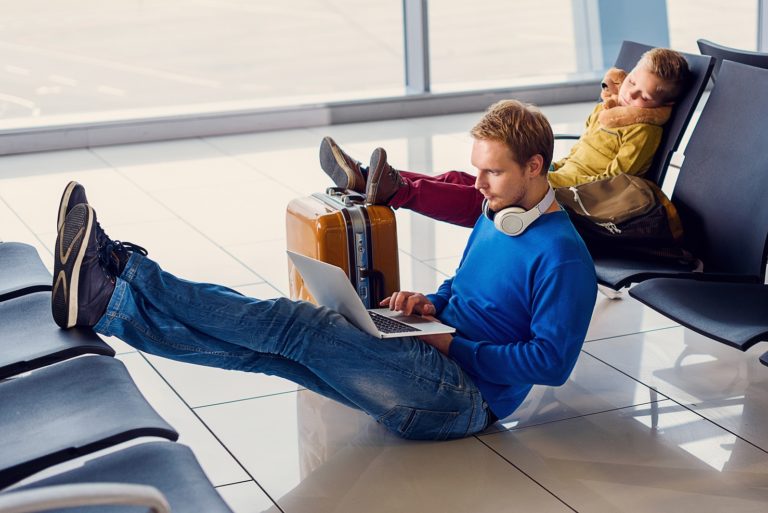 Volar en vacaciones – Cuidado con los pies hinchados