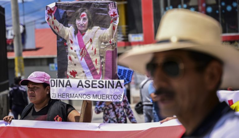 La Unión Europea pide a Perú respetar derechos humanos tras 21 muertos