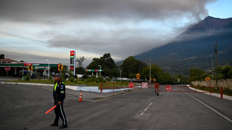 Cierran principal aeropuerto de Guatemala por erupción de volcán de Fuego