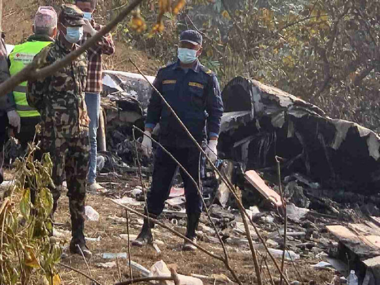 Mueren 67 personas en un accidente de avión en Nepal