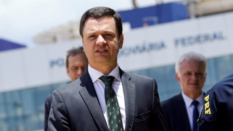 Brasil aprueba investigar a Bolsonaro por conexiones en toma del gobierno; detienen a su exministro