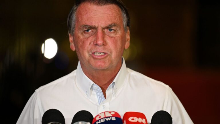 Bolsonaro dice haber cometido “algunos deslices” durante su gobierno