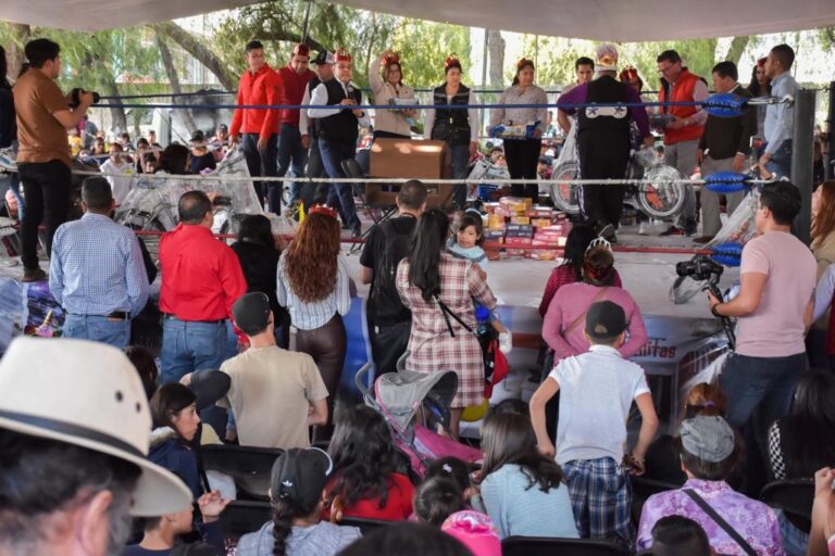 Llegan los Reyes Magos a Tlalnepantla, Tony Rodríguez entrega juguetes a niños y niñas