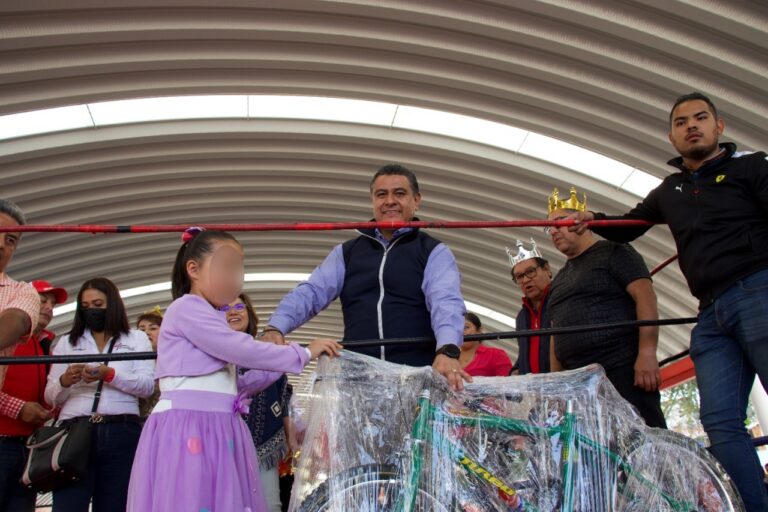 Tony Rodríguez festeja a niños y niñas de Santa Cecilia por Día de Reyes
