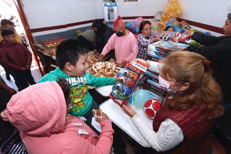 ALCALDESA JUDITH VANEGAS ENCABEZA PARTIDA DE ROSCA DE REYES MAGOS Y ENTREGA DE MÁS DE 15 MIL JUGUETES EN MILPA ALTA