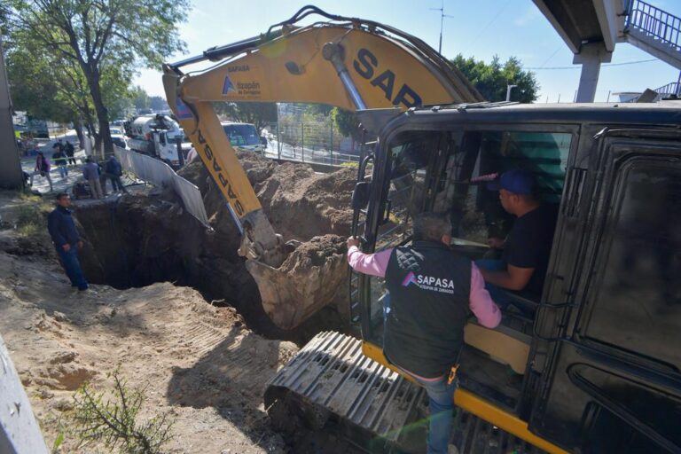 Trabaja SAPASA en reparación de fuga en el Boulevar Ignacio Zaragoza derivado de la antigüedad de la tubería
