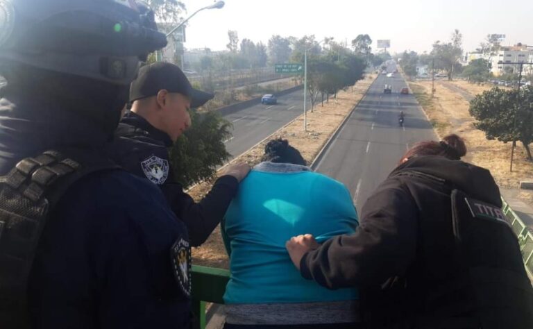 Policía municipal de Nezahualcóyotl evita suicidio de una mujer