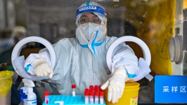 China reporta 13 mil muertes por COVID-19 en la última semana