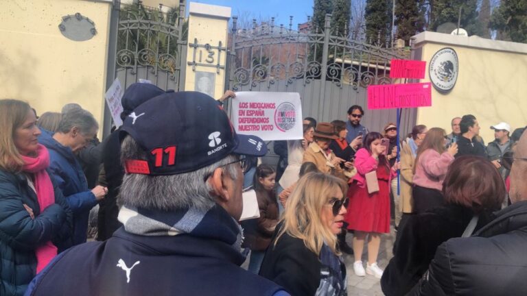 Desde Madrid, mexicanos defienden al INE