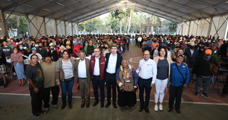 Reciben tarjetas del banco de bienestar productores de la CDMX