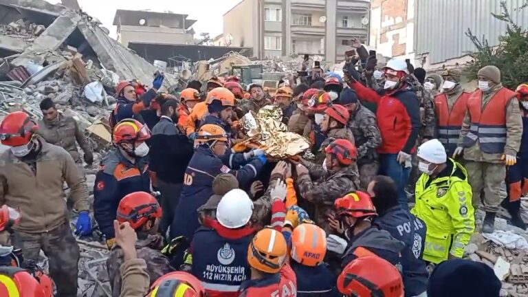 Rescatan a sobreviente del terremoto de Turquía, tras 278 horas