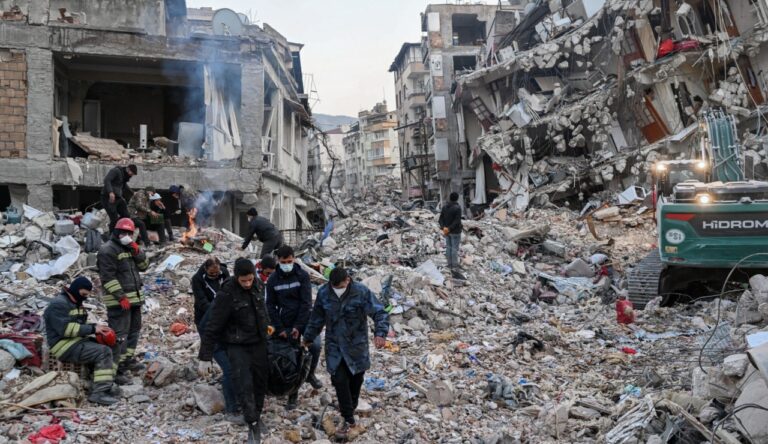 Réplica de sismo de M5.6 en Turquía deja un muerto y al menos 69 heridos