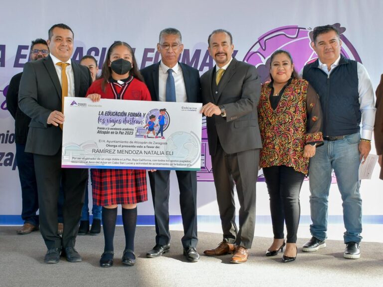 ENTREGA PEDRO RODRÍGUEZ PREMIOS A ESTUDIANTES DESTACADOS DE ATIZAPÁN DE ZARAGOZA