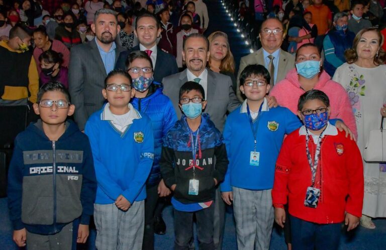 Entrega gobierno de Atizapán de Zaragoza 500 lentes a estudiantes de primaria