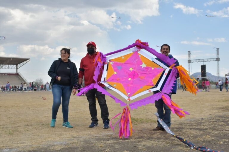 Invaden cielo de Nezahualcóyotl con más de 150 papalotes