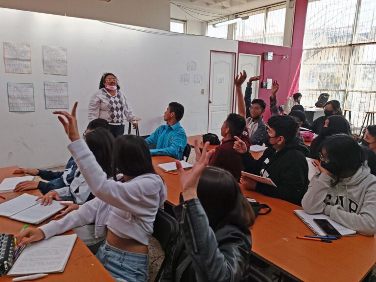 Naucalpan prepara a jóvenes para examen COMIPEMS