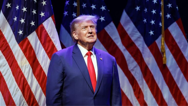 Republicanos denuncian “persecución política” ante posible acusación de Trump en EUA