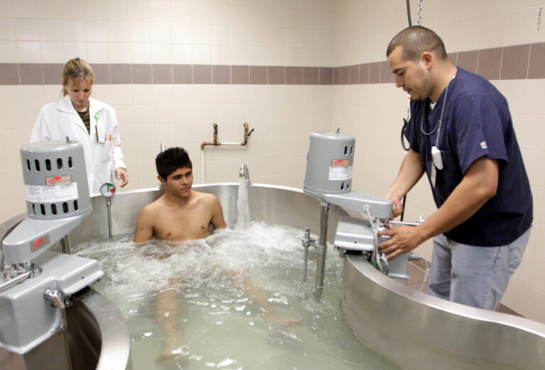 Pacientes con fracturas pueden recuperar movilidad con ejercicio terapéutico y uso de la Tina de Hubbard del IMSS