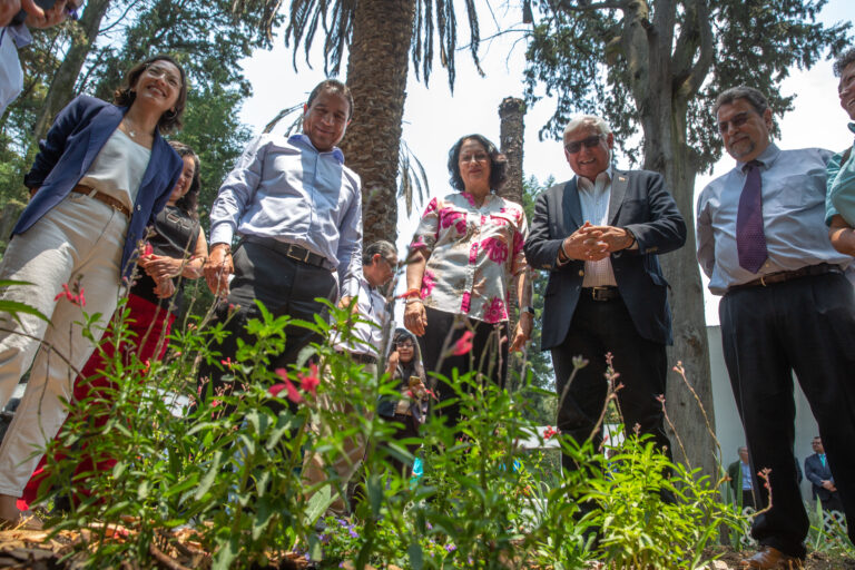 Inaugura Agricultura jardín-huerto para abonar a la conservación de polinizadores y flores nativas