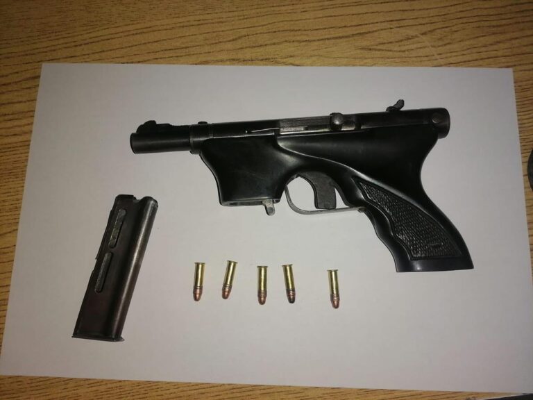 Policía de Ecatepec detiene a mujer por realizar dispararos arma de fuego al interior de un bar