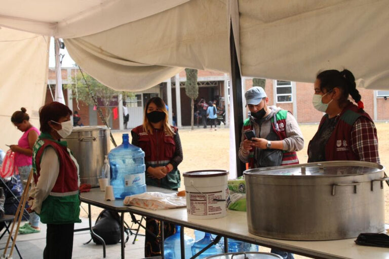 Apoyan a personas migrantes para su traslado de la plaza Giordano Bruno al albergue en Tláhuac