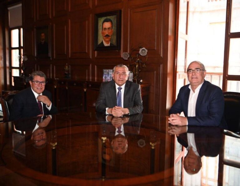 Ricardo Monreal conversa sobre agenda legislativa con el secretario de Gobernación y el panista Julen Rementería