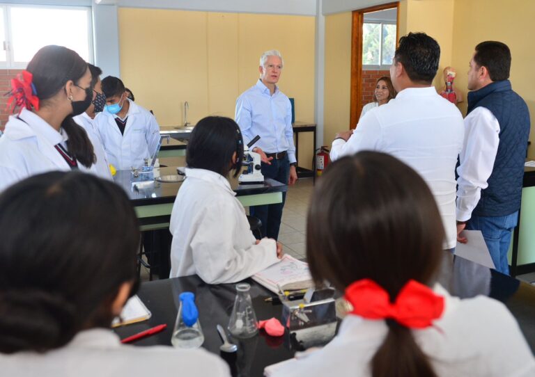 FORTALECEN JÓVENES MEXIQUENSES SU FORMACIÓN EDUCATIVA CON HERRAMIENTAS Y MEJORES ESPACIOS