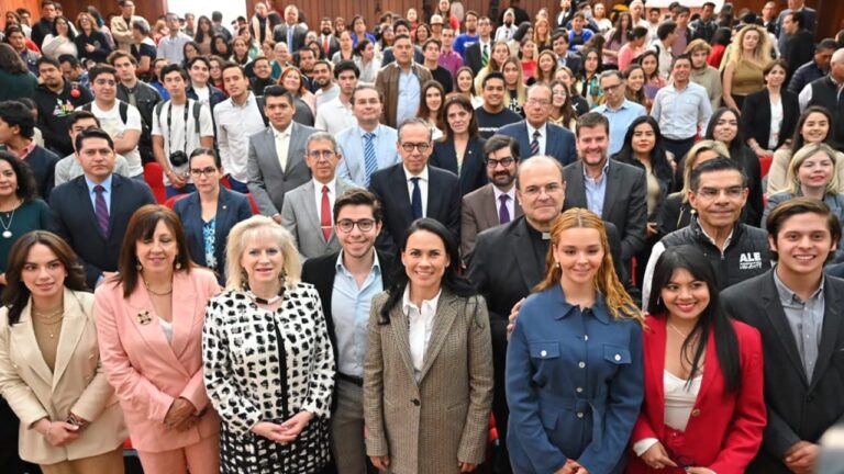Alejandra Del Moral reitera ante estudiantes que ella llevará las riendas de la entidad