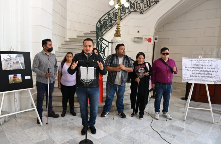 Diputados de Morena inauguran exposición de fotografías tomadas por invidentes